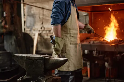 Forgeron en plein travail près du feu de forge