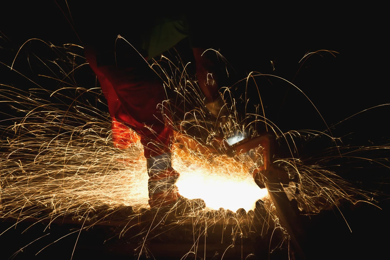 Artisan forgeron travaillant le métal, étincelles de forge