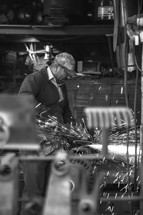 Étincelles de soudure lors de la fabrication en atelier